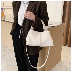 Detailansicht der weißen PU-Leder Tote Bag mit Ziernähten und goldenen Beschlägen