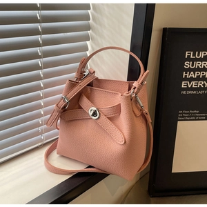 Rosa Eimertasche mit Litschi-Textur, Metall-Drehverschluss und verstellbarem Gurt