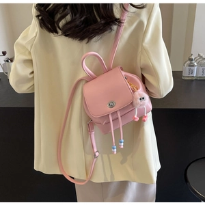 Mini zaino in pelle rosa con chiusura a scatto e dettaglio di ciondolo a peluche carino