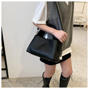Minimalistische schwarze PU-Leder-Einkaufstasche mit Ziernähten und Schulterriemen