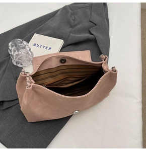 Pink tote bag interior with striped lining, zipper pocket and magnetic closure