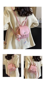 Mini zaino rosa in pelle PU con ciondolo di peluche e perline indossato dalla modella