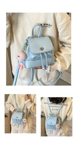 Dettaglio dello zainetto celeste con chiusura a rotazione, coulisse e ciondolo peluche