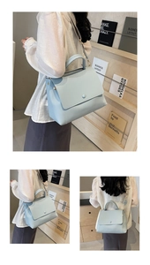 Detail der hellblauen minimalistischen Lederhandtasche mit Perlenkette und Klappdeckel