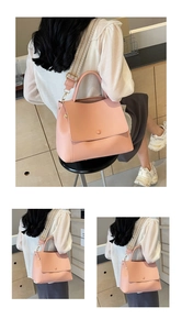 Details einer rosa matten Ledertasche mit breitem gemustertem Jacquard-Schultergurt