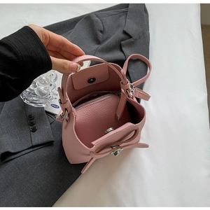 Draufsicht der rosa Lederbeuteltasche mit Magnetverschluss und Innenfutter-Details