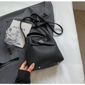 Detail der schwarzen Beuteltasche aus genarbtem Leder mit silbernem Drehverschluss