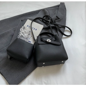 Detail der schwarzen Beuteltasche aus genarbtem Leder mit silbernem Verschluss