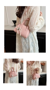 Sac à main rose texture crocodile avec pendentif nœud en perles et fine bandoulière réglable