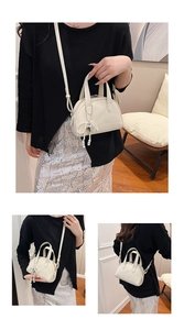 Mini sac Boston bandoulière en cuir crème avec breloque cœur en perles