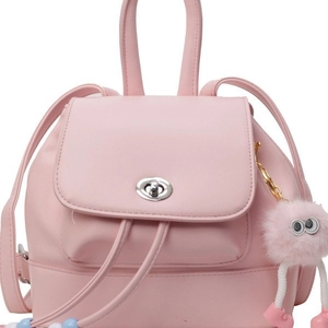 Mini zainetto rosa minimalista in ecopelle con ciondolo di peluche per donna