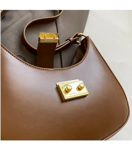 Gros plan détaillé du sac marron avec boucle en métal doré de haute qualité et luxe