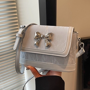 Light blue crossbody bag with marble texture, pleated leather and silver butterfly bow