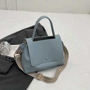 Hellblaue Handtasche aus mattem Leder mit breitem Webriemen und Rundverschluss
