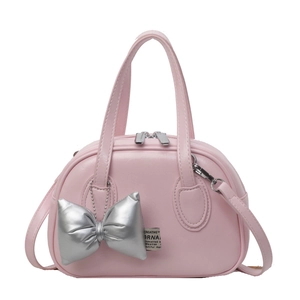 Schicke rosa Ledertasche mit großem silbernen Bogenanhänger und verstellbarem Schultergurt