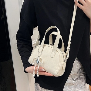 Sac à main chic beige effet crocodile avec breloque nœud perlé et bandoulière amovible