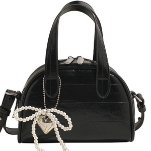 Sac Boston noir embossé avec nœud en perles et pendentif cœur argenté chic