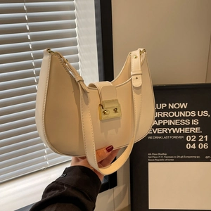 Sac sous le bras minimaliste en cuir beige avec boucle dorée et bandoulière réglable