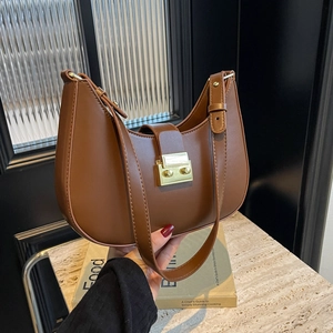 Sac hobo en cuir marron avec boucle dorée et bandoulière réglable pour femme