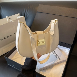 Sac hobo blanc cassé avec fermoir doré et coffret cadeau assorti élégant