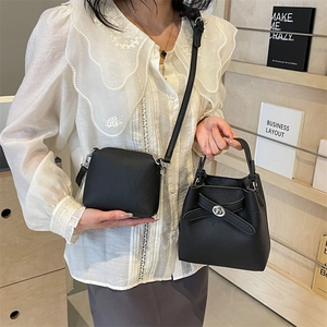 Elegantes Set aus schwarzer Eimertasche und Umhängetasche aus Leder in Lifestyle-Umgebung