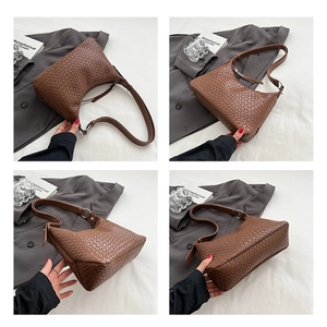 Dettagli della borsa hobo in pelle intrecciata marrone scuro con forma a mezzaluna