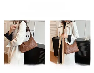 Dettaglio borsa hobo intrecciata marrone con tracolla regolabile per spalla e crossbody