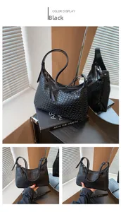 Dettaglio della borsa hobo intrecciata nera con trama in pelle e tracolla regolabile
