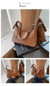 Dettaglio di una borsa a secchiello in pelle intrecciata marrone con trama artigianale