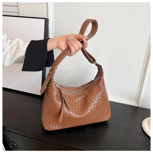 Dettaglio borsa hobo in pelle intrecciata marrone con finitura artigianale Intrecciato
