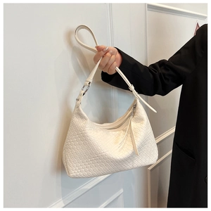 Dettaglio borsa hobo bianca intrecciata con tracolla regolabile e fibbie in argento
