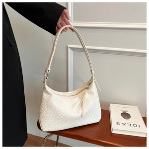 Dettaglio della borsa hobo bianca intrecciata con trama intrecciato e tracolla regolabile