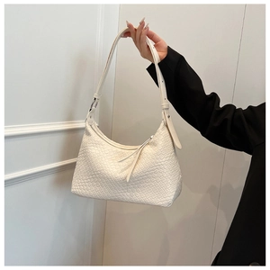 Dettaglio borsa hobo in pelle intrecciata color crema con tracolla regolabile e fibbie argento