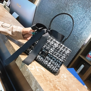 Sac à main classique en tweed noir et blanc avec grand nœud en satin noir et fermoir argenté