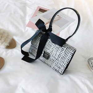 Sac à main classique en tweed noir et blanc avec poignée ruban et fermoir métallique