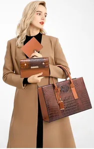 Ensemble trois pièces comprenant un sac fourre-tout, une pochette et un porte-monnaie brun