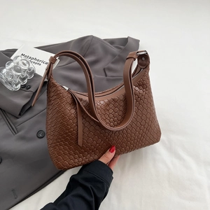 Borsa hobo marrone in pelle intrecciata con tracolla regolabile e cerniera argentata