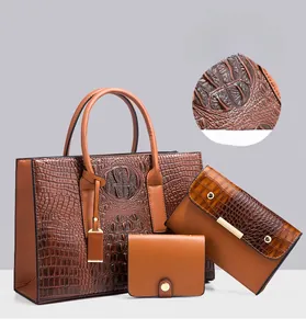 Ensemble de sacs à main marron trois pièces à motif crocodile avec petit portefeuille
