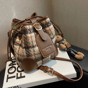 Borsa a secchiello retrò a quadri marroni e bianchi con finiture in pelle e ciondolo orso