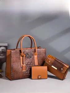 Détail d'un ensemble de 3 sacs vintage marron motif crocodile avec des finitions dorées