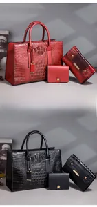 Vue détaillée de l'ensemble de sacs à main motif crocodile en bordeaux et noir