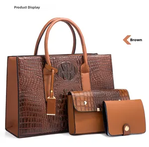 Gros plan du lot de sacs à main marron motif crocodile et détails dorés