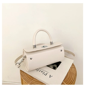 Sac boîte chic crème avec fermoir métallique et bandoulière réglable amovible