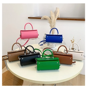 Collection détaillée de sacs cylindriques en cuir déclinés en sept couleurs éclatantes