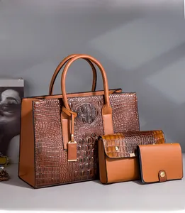 Ensemble de 3 sacs marron motif crocodile comprenant un cabas, un sac bandoulière et un portefeuille