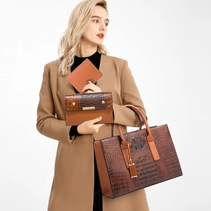 Ensemble de sacs à main marron motif crocodile avec pochette et porte-cartes