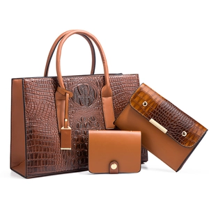 Ensemble 3 pièces de sacs à main marron motif crocodile avec cabas, pochette et portefeuille