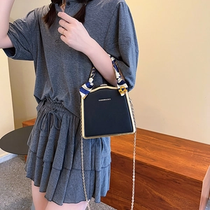 Borsa a mano classica in pelle nera con manico a foulard e tracolla a catena d'oro