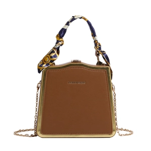 Borsa a mano marrone in pelle con bordo dorato, manico con foulard e catenina