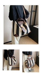 Détails du grand sac cabas en toile rayée avec poignées en cuir marron et bandoulière